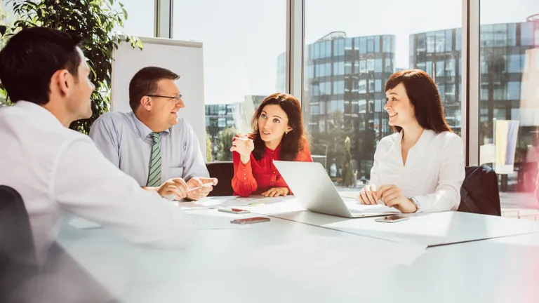 Zwei Arbeiter überprüfen Gasleitungen