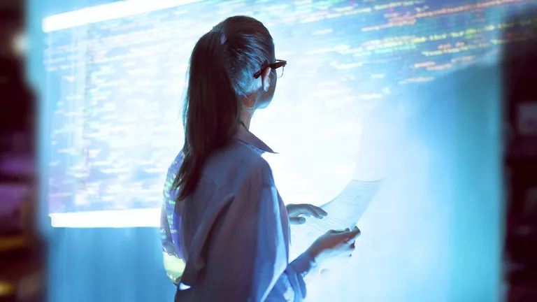 Eine Frau prüft Daten auf einer Projektion